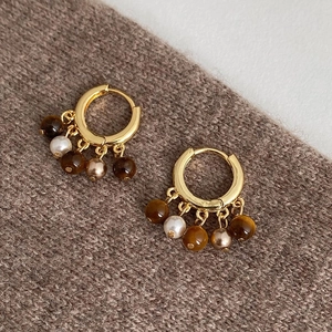 Boucles d'oreilles créoles dorées 18 carats avec oeil de tigre et perles