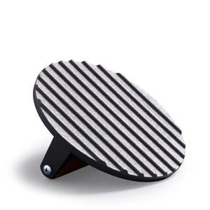 Presse à viande ronde en fonte avec manche en bois et texture striée pour gril