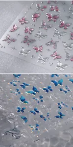 Vue macro d'autocollants 3D pour ongles papillon avec paillettes et effet laser