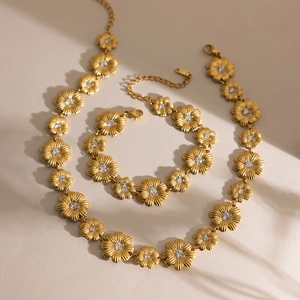 Goldenes Gänseblümchen Schmuckset mit funkelnden Steinen Halskette und Armband Duo