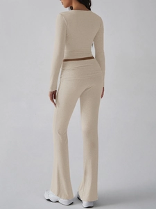 Vue arrière d'un ensemble en maille beige avec haut manches longues et pantalon