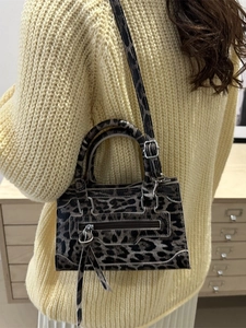 Mini borsa a mano leopardata stile biker con dettagli argentati indossata a tracolla