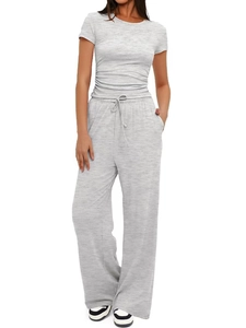 Détail du haut gris à manches courtes avec plis et pantalon large assorti à cordon de serrage