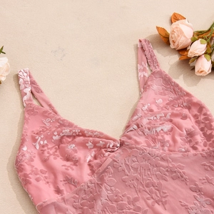 Vue détaillée du débardeur rose en velours dévoré à motif floral et bretelles