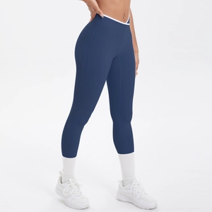 Détail de legging de yoga taille haute avec taille croisée en V contrastée blanche