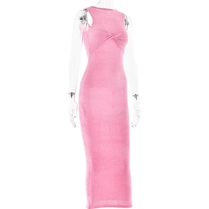 Vue détaillée d'une robe longue rose en maille sans manches avec nœud torsadé devant