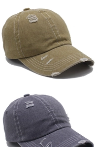 Dettaglio dei cappellini vintage in cotone consumato con ricamo LA nei colori kaki e grigio