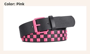 Vue détaillée de la ceinture rose à clous pyramides avec des rivets en métal punk