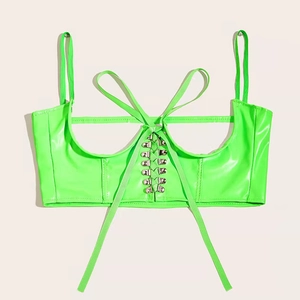 Détail du gilet corset vert néon en similicuir avec laçage frontal et boucles métal