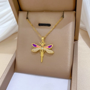 Détail d'un pendentif libellule avec des ailes en émail violet et des micro-diamants blancs