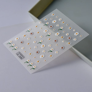 Macro de stickers d'ongles marguerites 5D TS-045 montrant la texture 3D détaillée