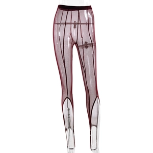 Détail de legging en maille résille bordeaux avec design à étrier élastique ajustable