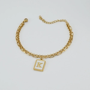 Pulsera de doble capa de acero dorado con colgante de letra K de nácar blanco