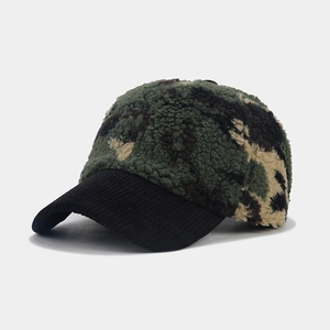 Détail de la couronne en polaire camouflage et du bord en velours côtelé noir d'une casquette