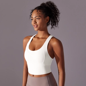 Gros plan d'une brassière de sport blanche sans couture avec col en U et maille dense