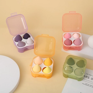 Detalle del set de cajas de cuatro compartimentos con esponjas de maquillaje de colores