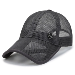 Casquette de baseball en mesh gris foncé respirante avec logo de montagne en métal