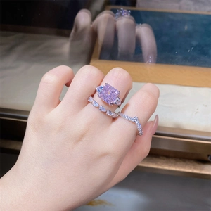 Gros plan de bagues empilables en argent S925 avec diamant rose taille Radiant et pavé
