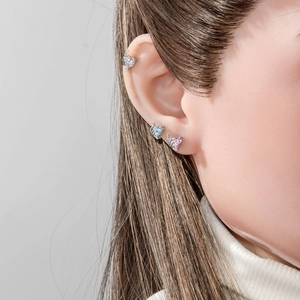 Ensemble de boucles d'oreilles cœur en zircon avec pierres bleues et violettes sur mannequin