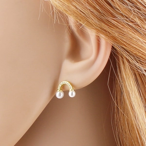 Élégantes boucles d'oreilles dorées en arc avec zircons et perles blanches pendantes