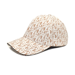 Gros plan sur la casquette beige avec motif rétro de la tour Eiffel et de lettres