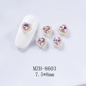 Détail macro de breloque ongle cœur lavande avec perles, taille 7,5x8mm, code MZH-8603