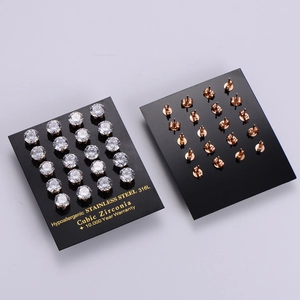 Vue macro de 20 paires de boucles d'oreilles en acier inoxydable rose doré avec zircone