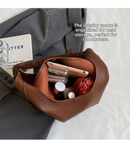 Vue de dessus d'un sac seau marron montrant sa grande capacité pour téléphone et parapluie