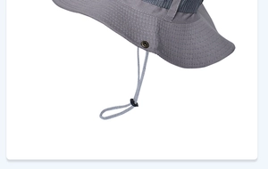 Détail d'un chapeau de soleil extérieur avec filet respirant, boutons pression et cordon réglable