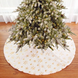 Détail de la jupe de sapin de Noël en peluche blanche avec flocons de neige dorés