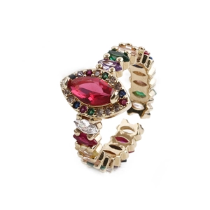 Bague ajustable dorée avec zircons colorés marquise et grappes de gemmes vibrantes