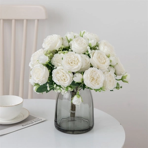 Élégantes pivoines et roses blanches en soie dans un vase gris pour la maison