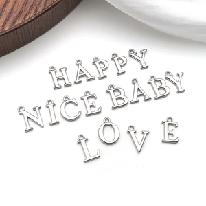 Nahaufnahme silberner Buchstabenanhänger mit HAPPY und LOVE für DIY-Schmuckherstellung