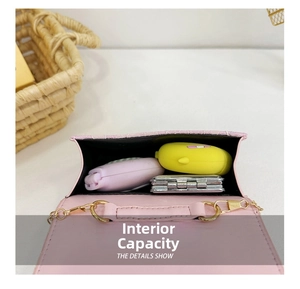 Dettaglio della capacità interna della mini borsa rosa con piccoli accessori inclusi