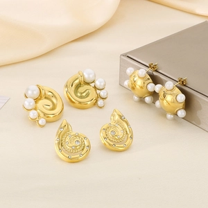 Ohrringe mit 18K Vergoldung, Spiraldesign, Kunstperlen und funkelndem Zirkonia-Schmuck