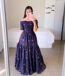 Longue robe bleu marine à épaules dénudées avec imprimé céleste et jupe à volants