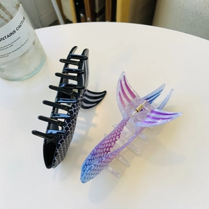 Détails de deux pinces à cheveux sirène en acrylique avec damier et dégradé de couleur
