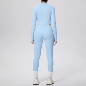 Ensemble de yoga bleu clair ajusté avec haut à fermeture éclair et legging taille haute