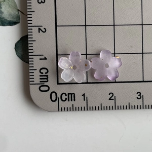 Macro shot of 1.5cm gradient resin flower beads with gold glitter and hole for jewelry