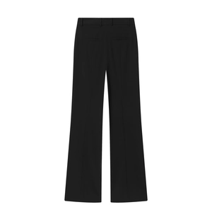 Détail de l'arrière du pantalon noir ajusté avec poches et coupe à jambes droites