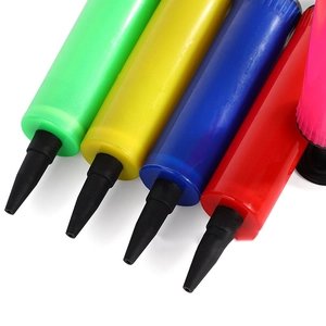 Dettaglio delle pompe manuali per palloncini in vari colori per decorazioni di eventi e feste