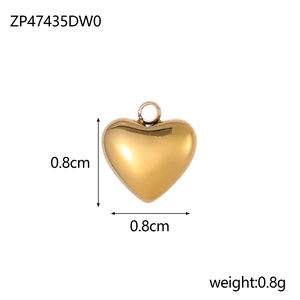 Vue macro du pendentif cœur plaqué or 14K, taille 0,8 cm et poids 0,8 g affichés