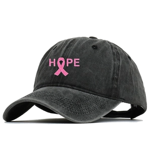 Detailansicht der rosa HOPE Stickerei und Schleife auf der anthrazitfarbenen Kappe