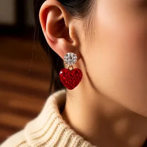 Boucles d'oreilles pendantes dorées avec cœur rouge et pierre de zircone cubique claire