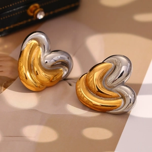 Two-tone heart stud earrings in 18K gold-plated stainless steel with textured stripes