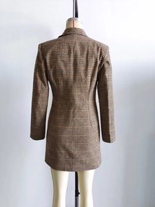 Vue arrière du blazer marron à motif pied-de-poule au style britannique vintage élégant