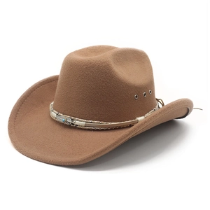 Détail d'un chapeau en laine camel avec ruban tressé, plume argentée et perle turquoise