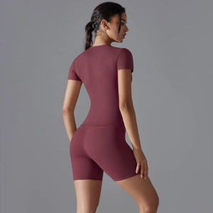 Vue latérale de l'ensemble de fitness deux pièces avec short taille haute et haut ajusté