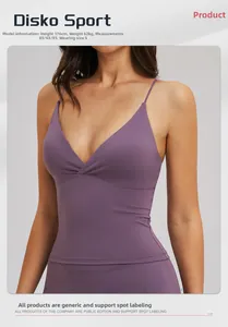 Détail d'un débardeur de yoga violet foncé avec fines bretelles et col en V