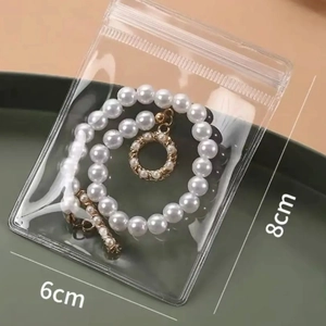 Détail du sachet bijoux anti-oxydation 6x8cm avec collier de perles à l'intérieur